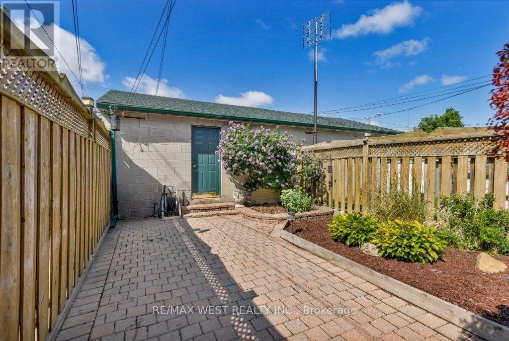 214 MARKHAM STREET - 31