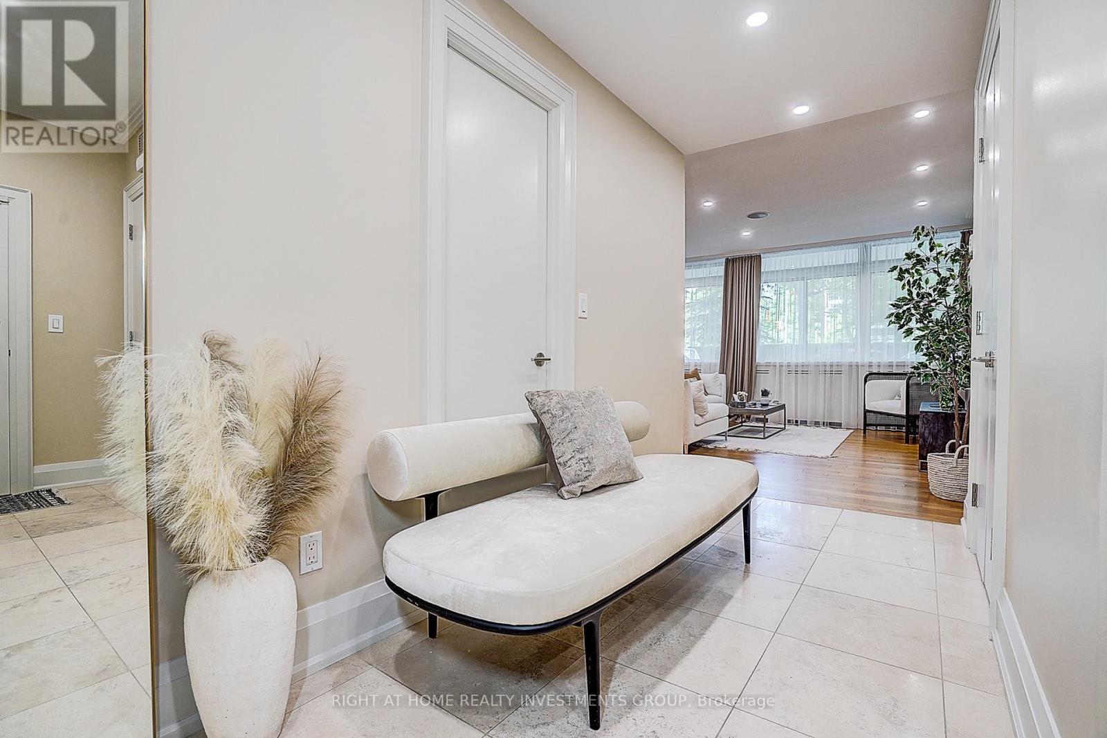 #102 500 AVENUE ROAD - 12