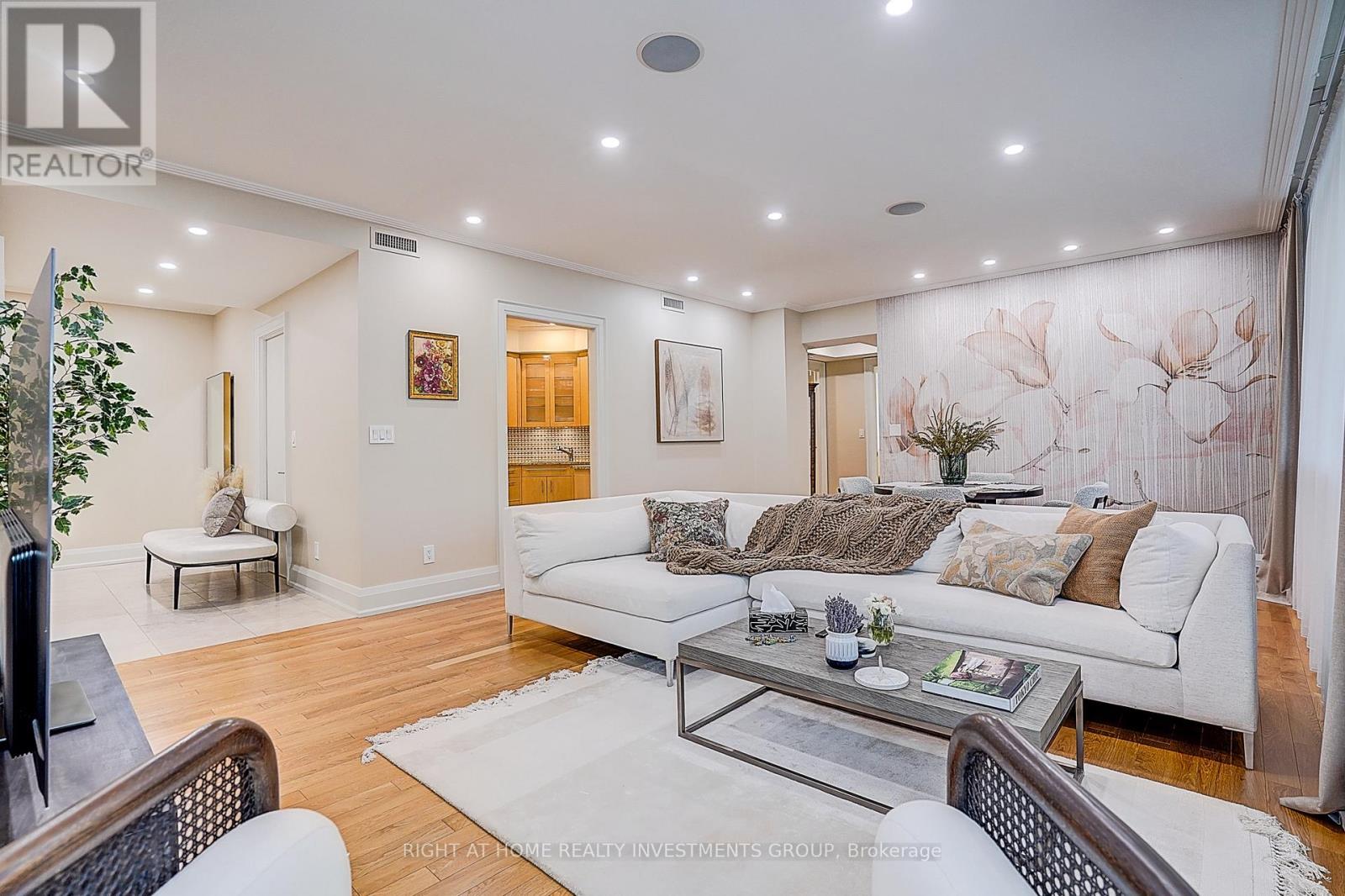 #102 500 AVENUE ROAD - 15