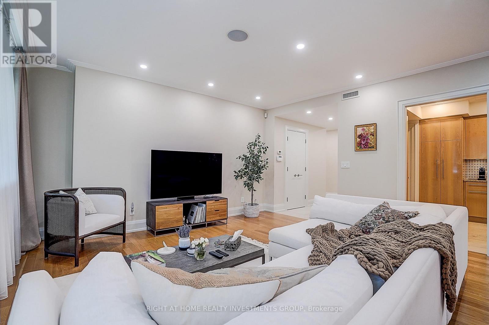 #102 500 AVENUE ROAD - 16