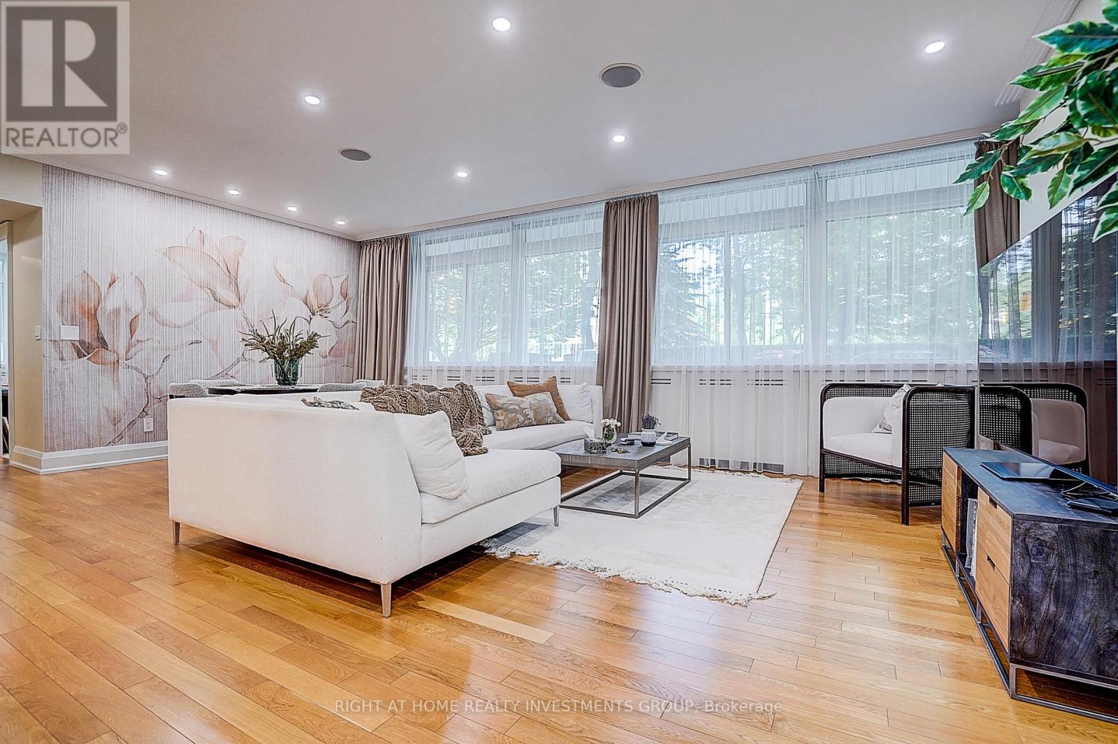 #102 500 AVENUE ROAD - 21