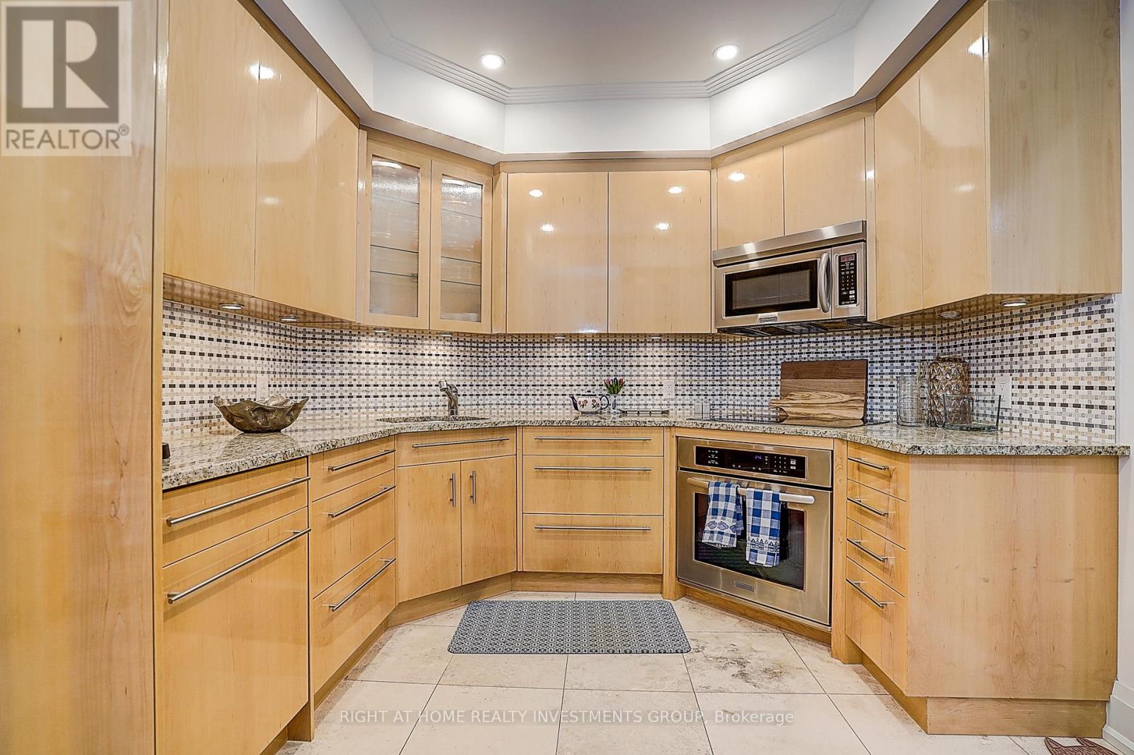 #102 500 AVENUE ROAD - 24