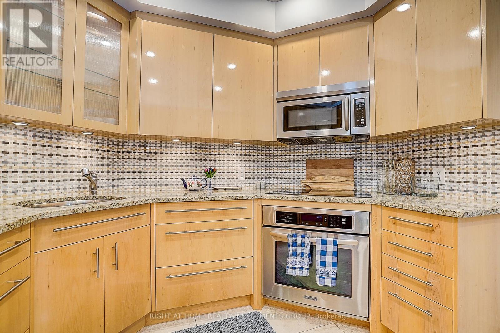 #102 500 AVENUE ROAD - 25