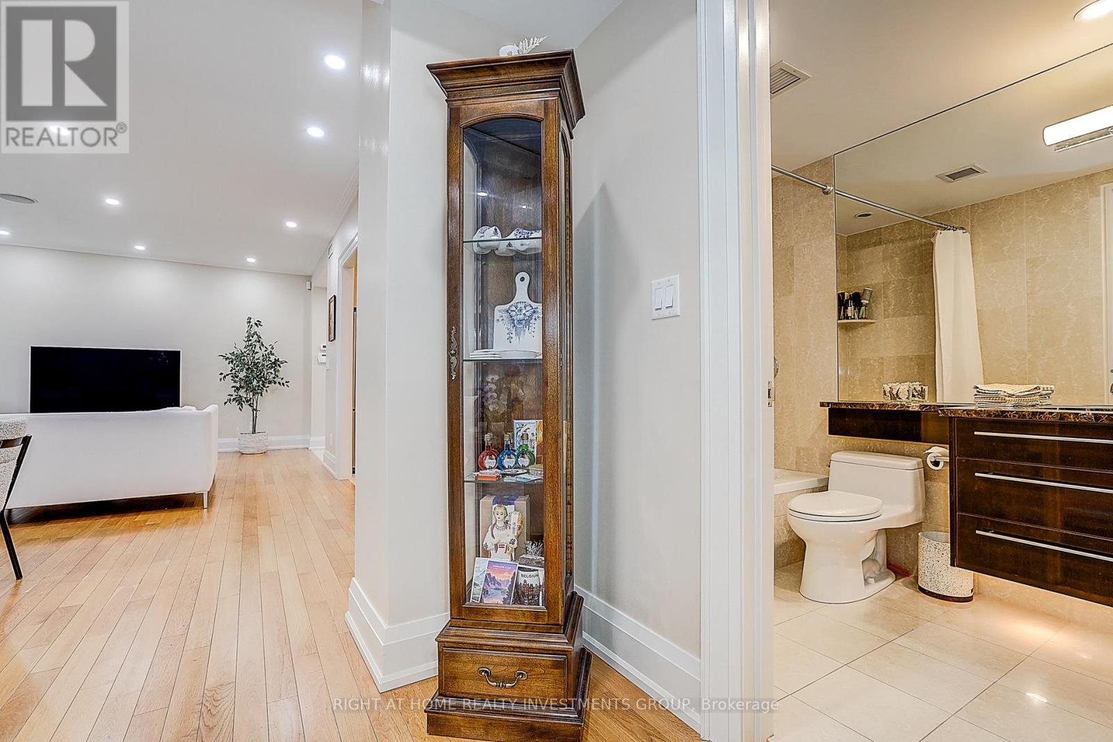 #102 500 AVENUE ROAD - 28
