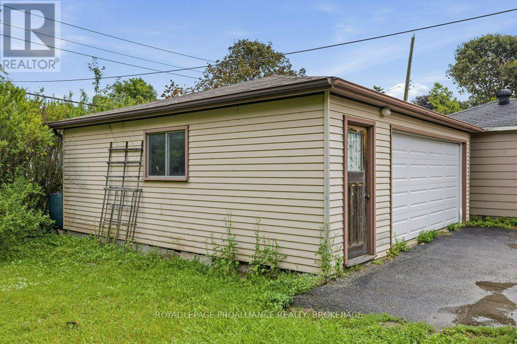 59 CAMPBELL CRESCENT - 32