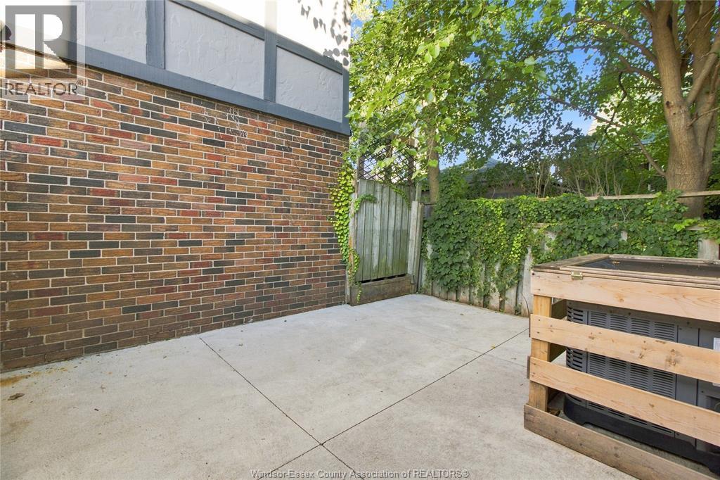 1597 PELISSIER STREET - 31