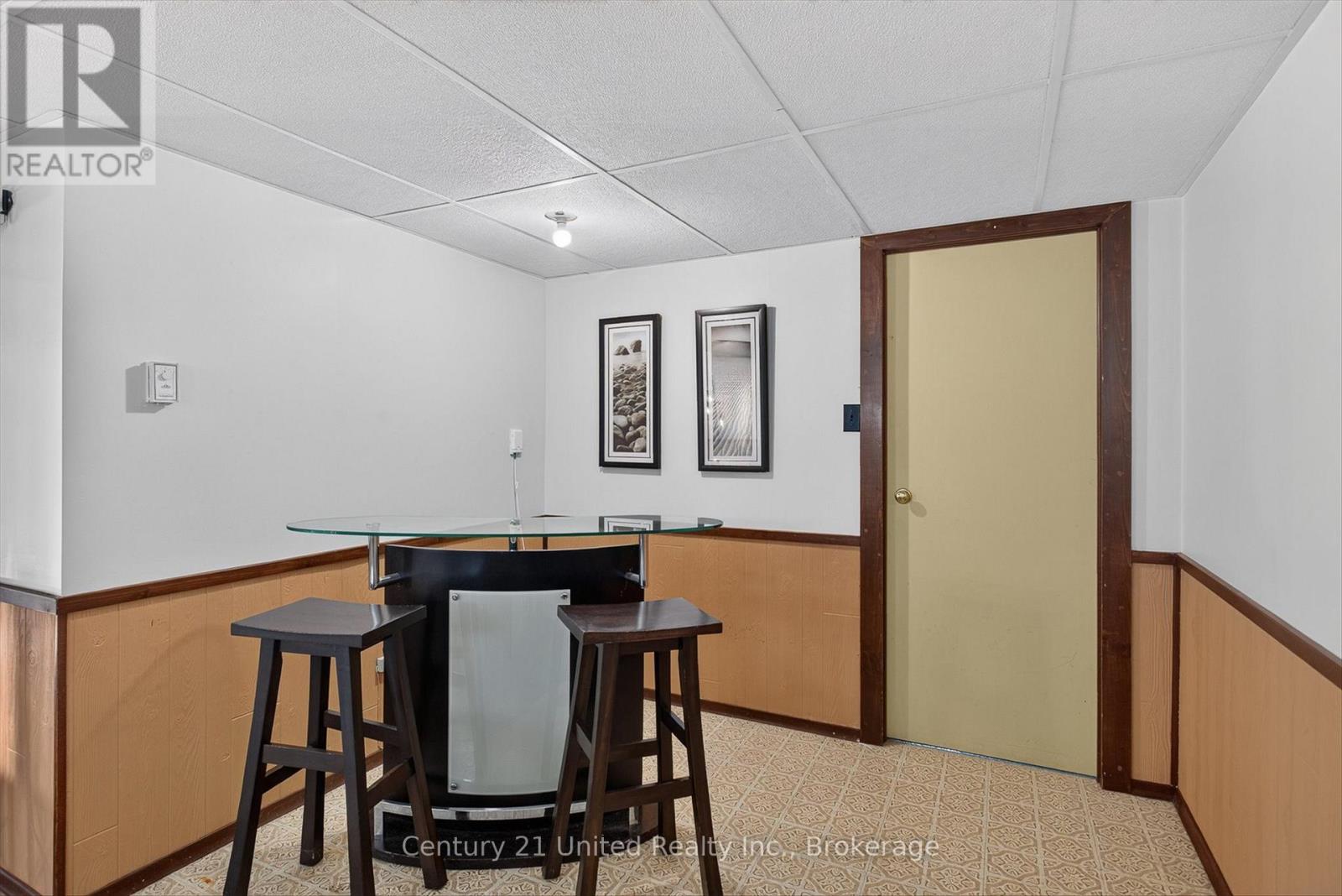 2121 MEADOWVIEW ROAD - 33