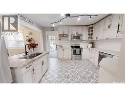 Enclosed porch - 102 Ditson Drive, Kindersley, SK S0L1S0 Photo 7