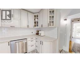 Kitchen - 102 Ditson Drive, Kindersley, SK S0L1S0 Photo 8
