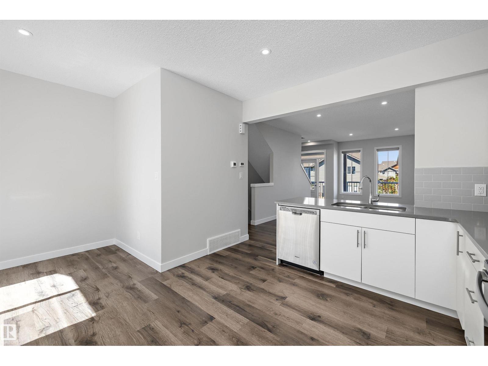 #28 1051 GRAYDON HILL BV SW - 13