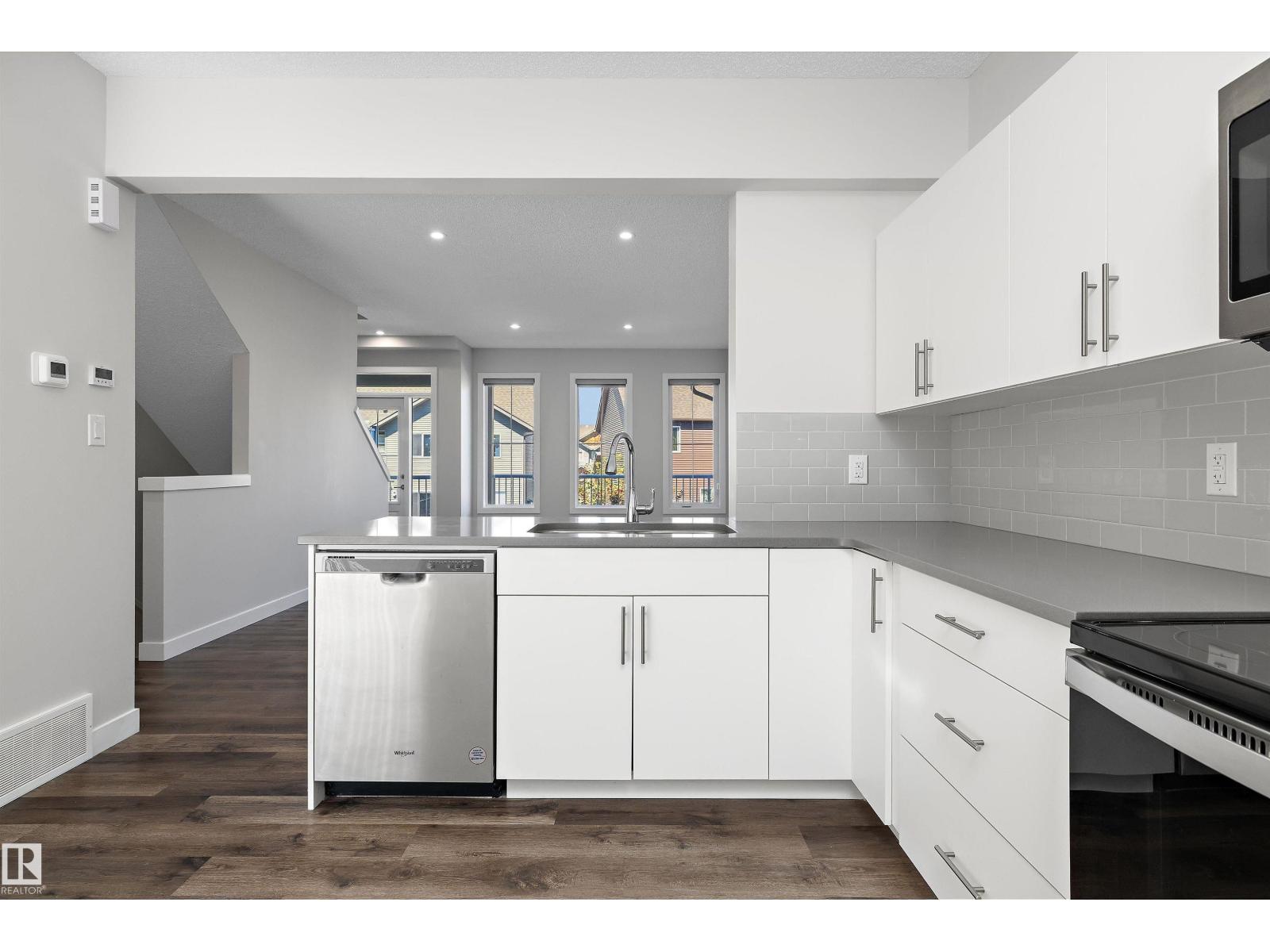 #28 1051 GRAYDON HILL BV SW - 14