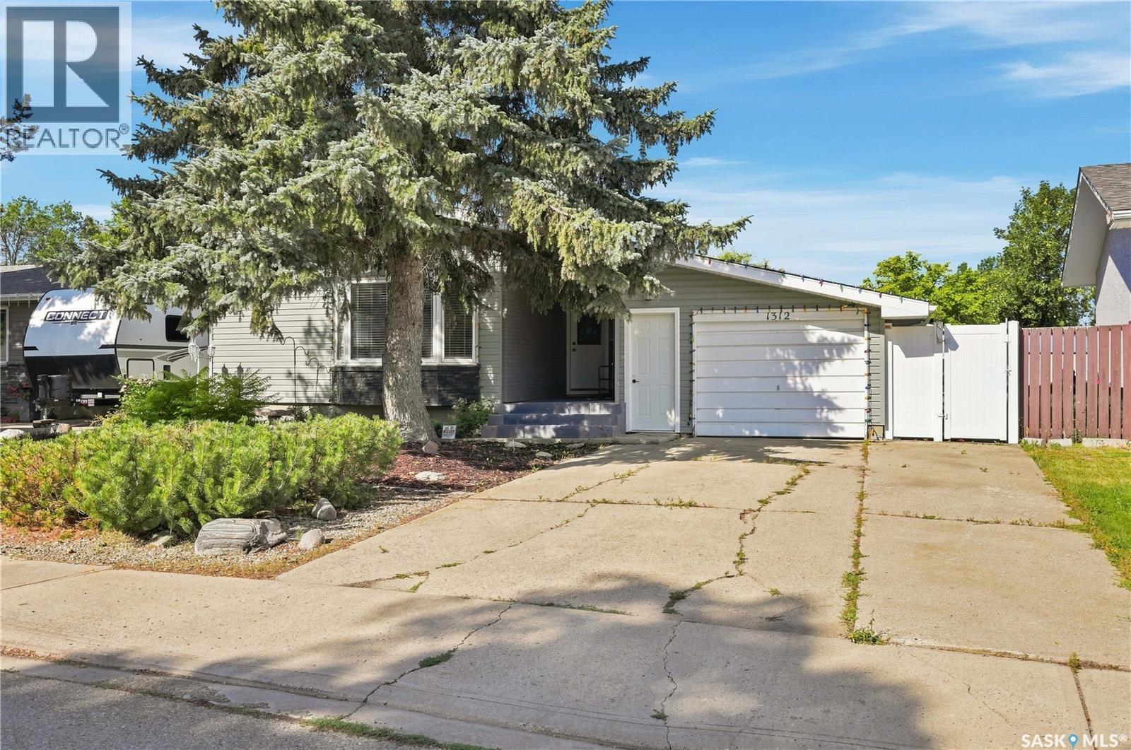 1312 King CRESCENT - 1
