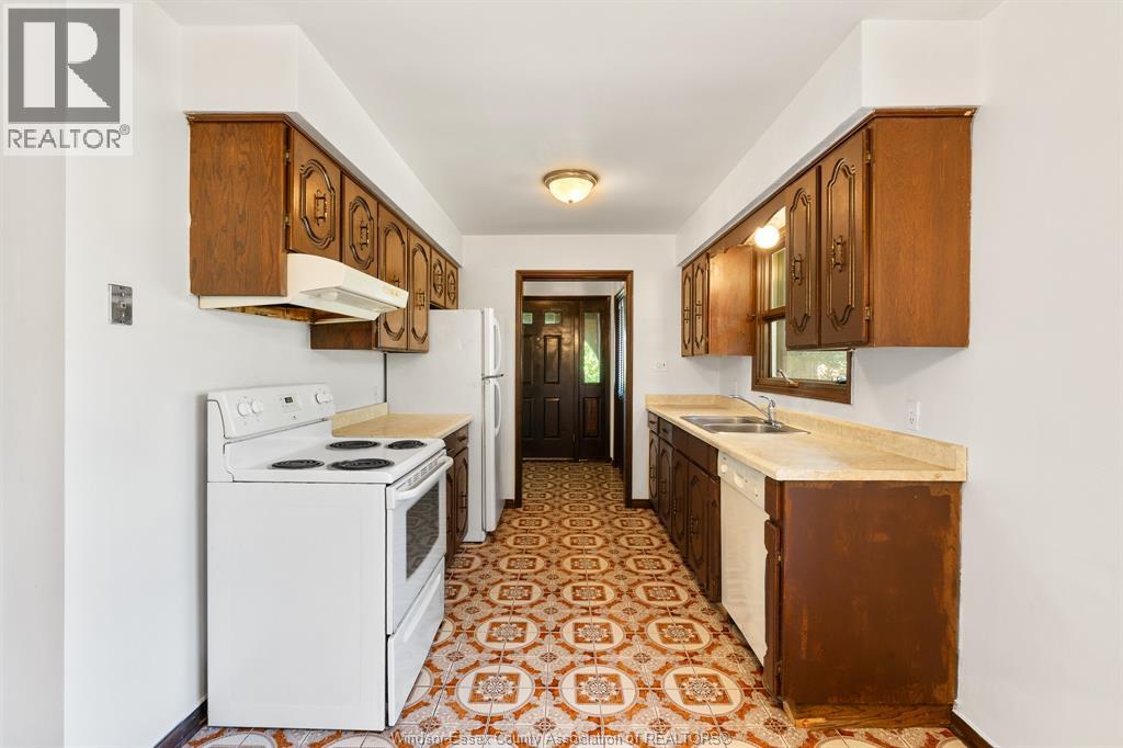 2880 ST. CLAIR AVENUE - 10