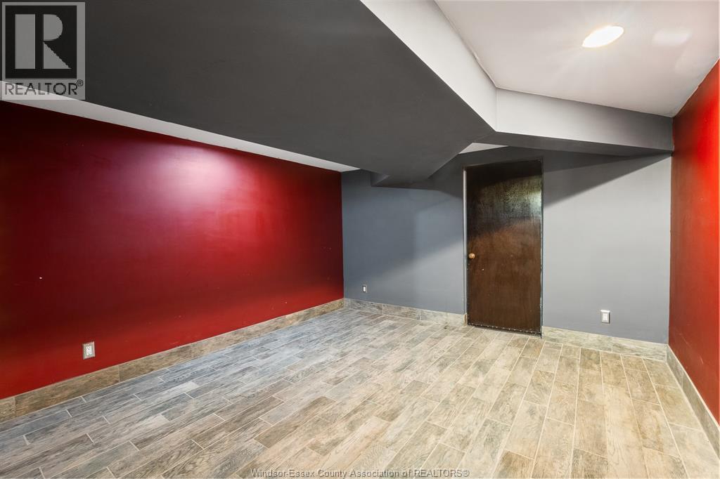 2880 ST. CLAIR AVENUE - 32