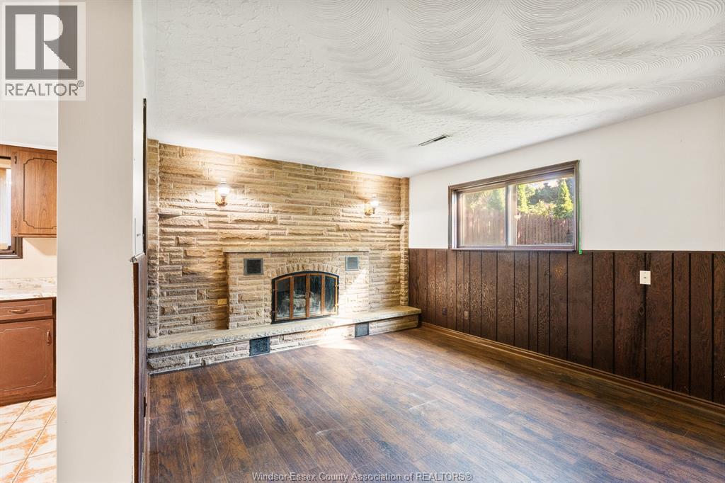2880 ST. CLAIR AVENUE - 24