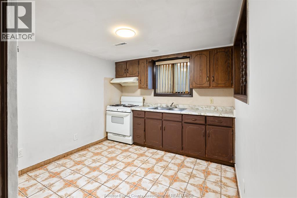 2880 ST. CLAIR AVENUE - 23