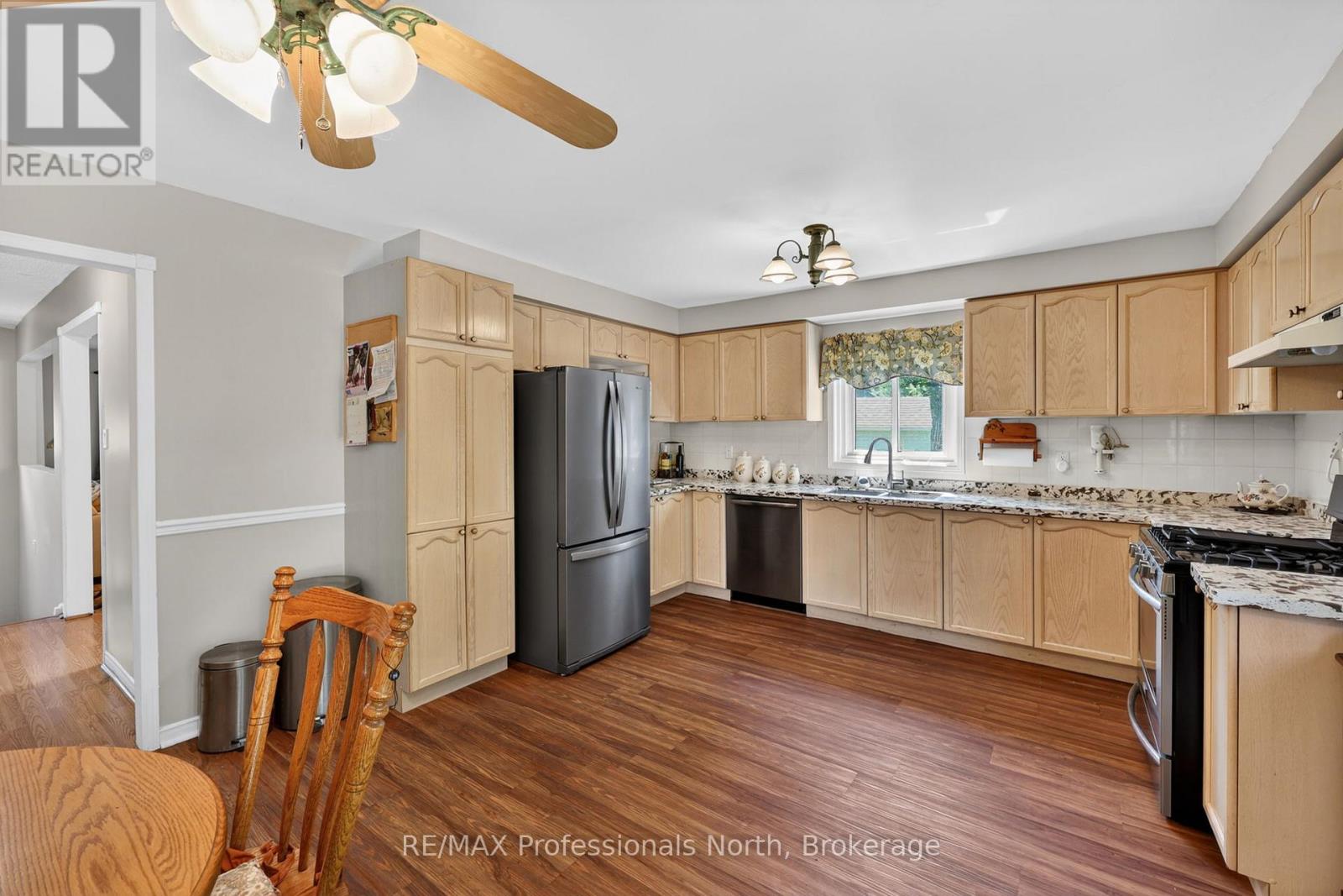 48 FAIRWAY CRESCENT - 16