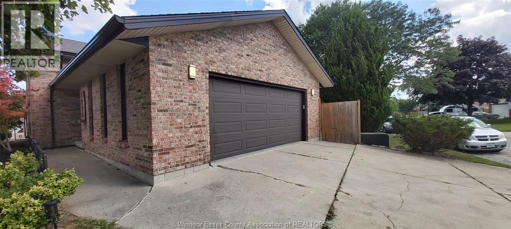 8339 KINGSTON CRESCENT - 50