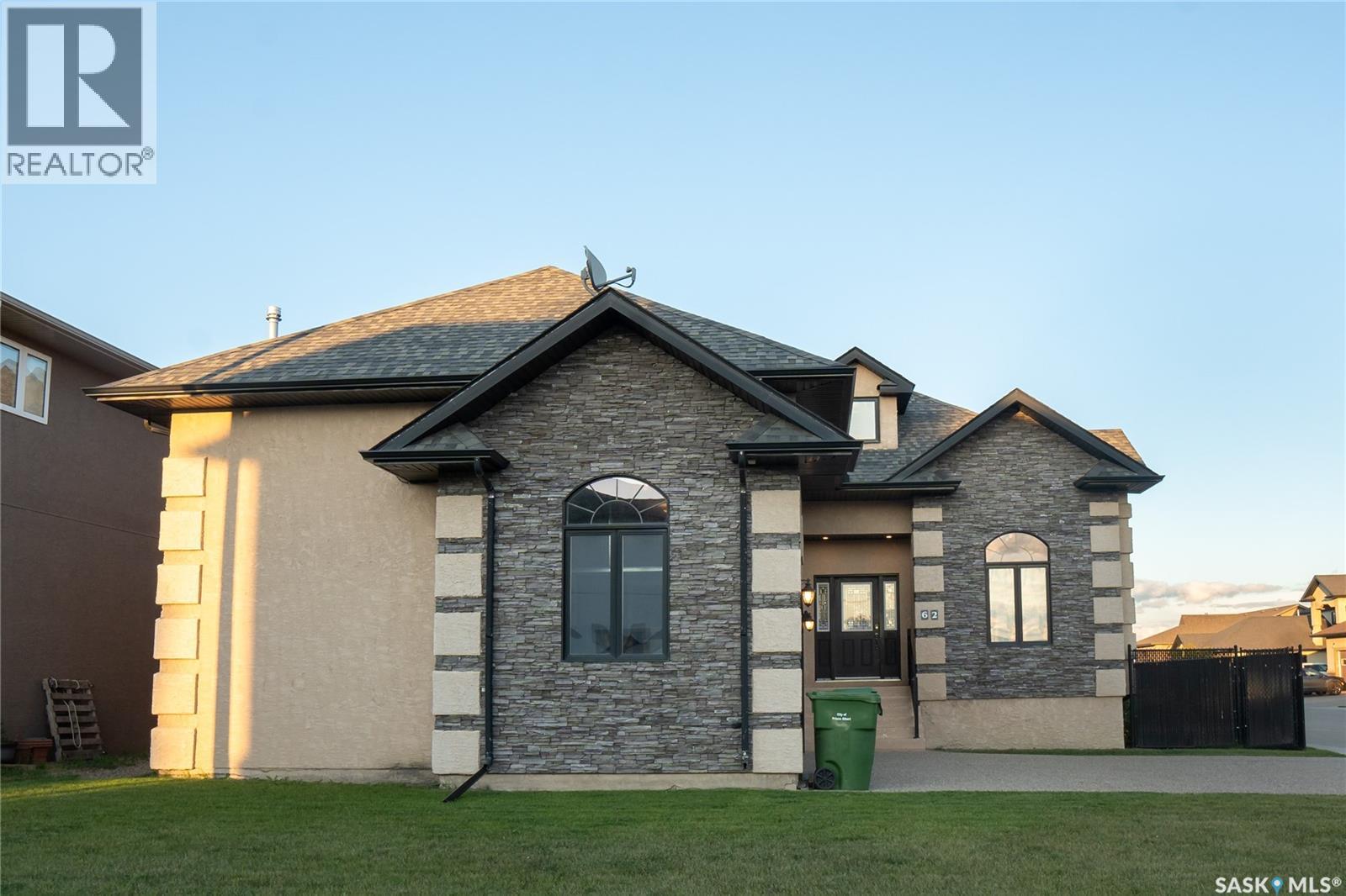 62 Glen Howard WAY - 2