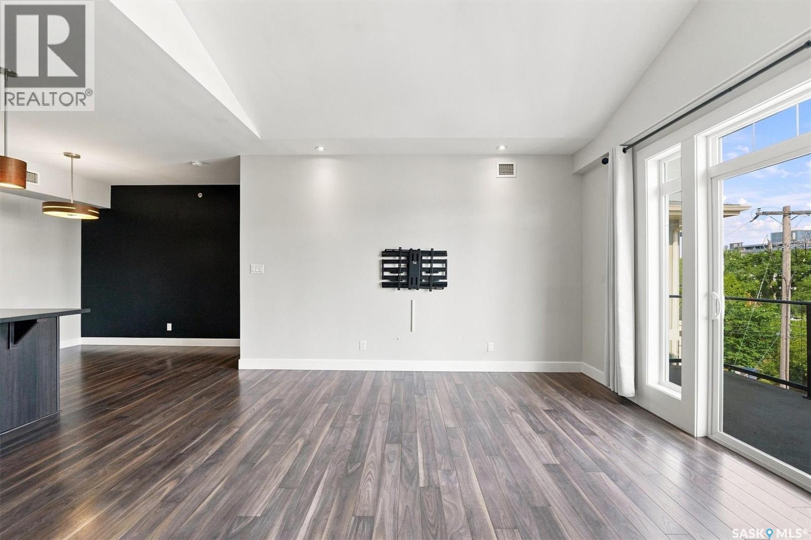 #305 721 8th STREET E - 5