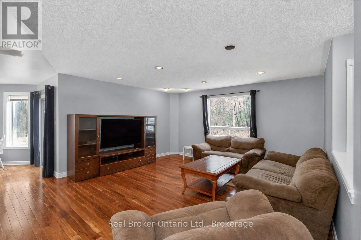 11 CAMPBELL COURT - 6
