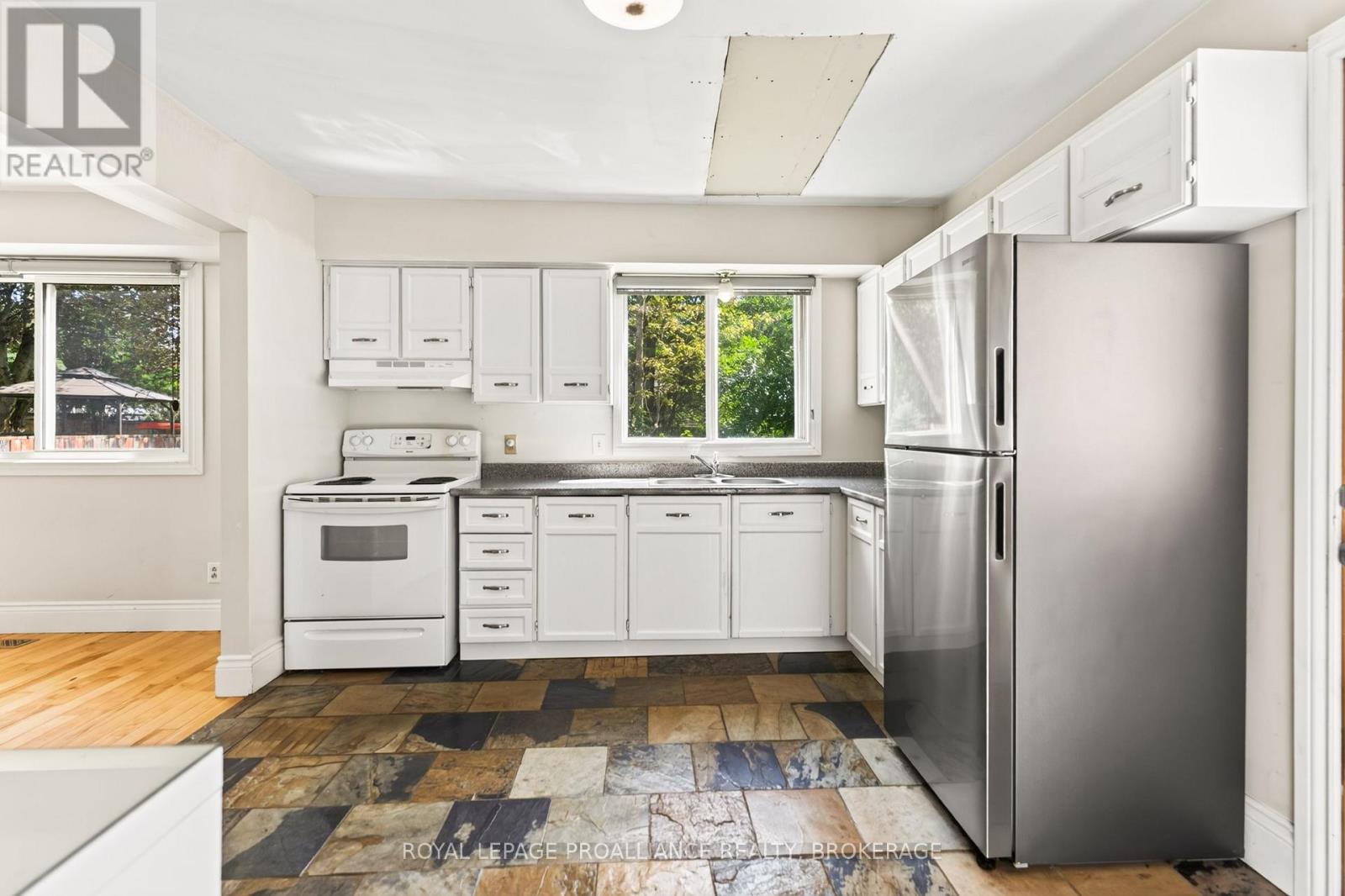 812 LANCASTER DRIVE - Image 11