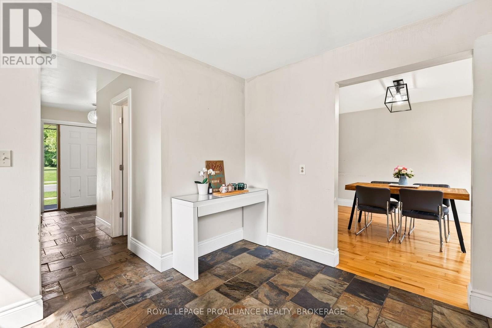 812 LANCASTER DRIVE - 14