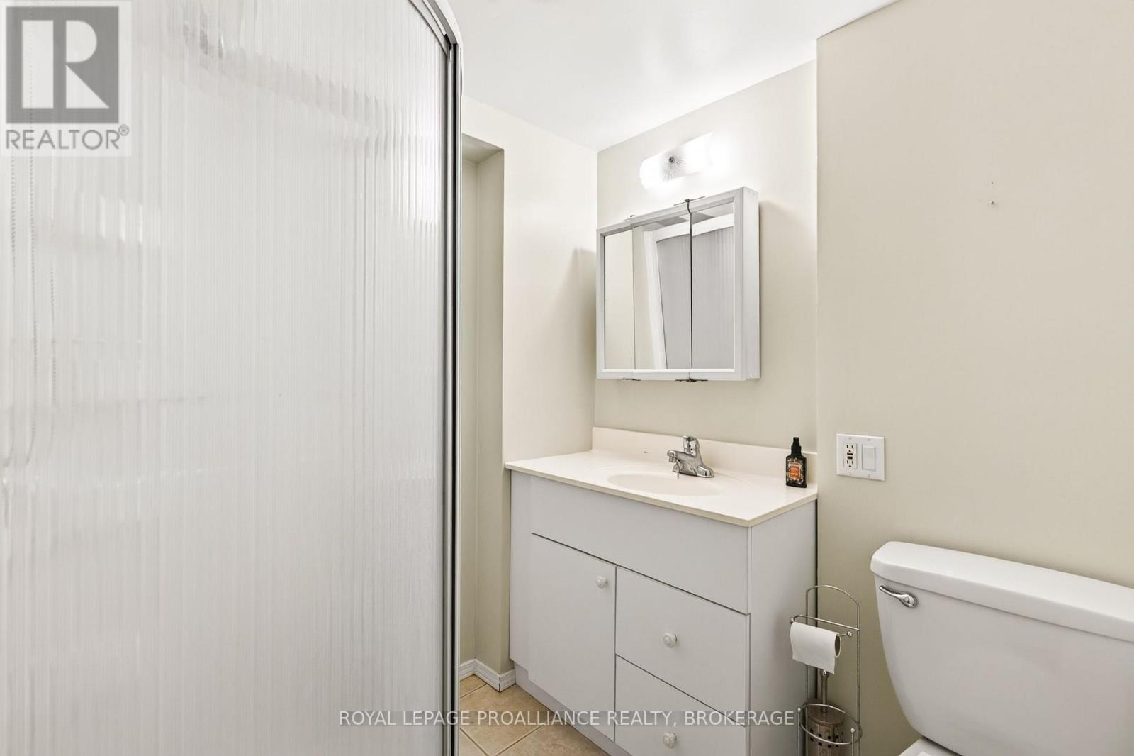 812 LANCASTER DRIVE - 32