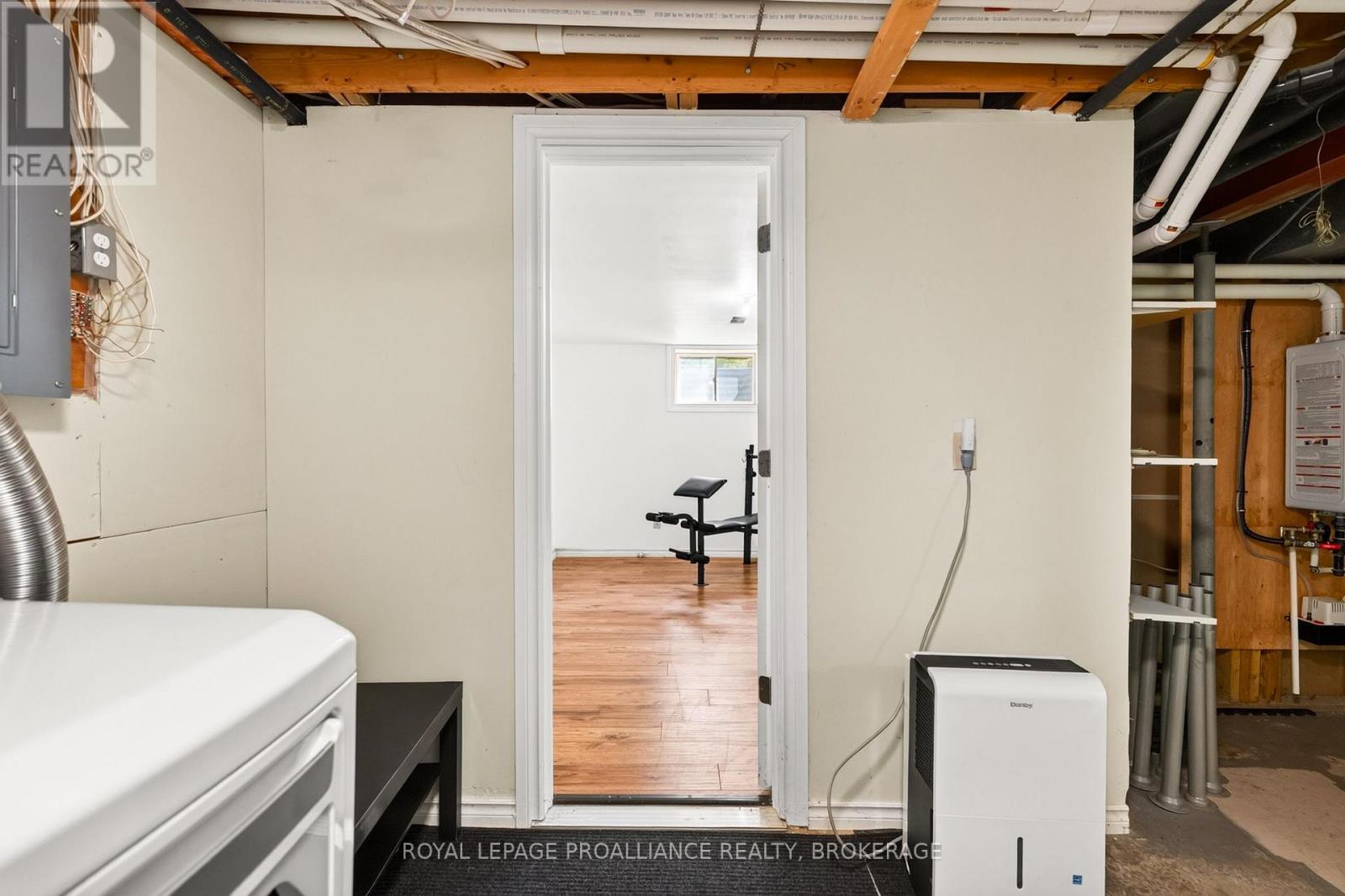 812 LANCASTER DRIVE - Image 34