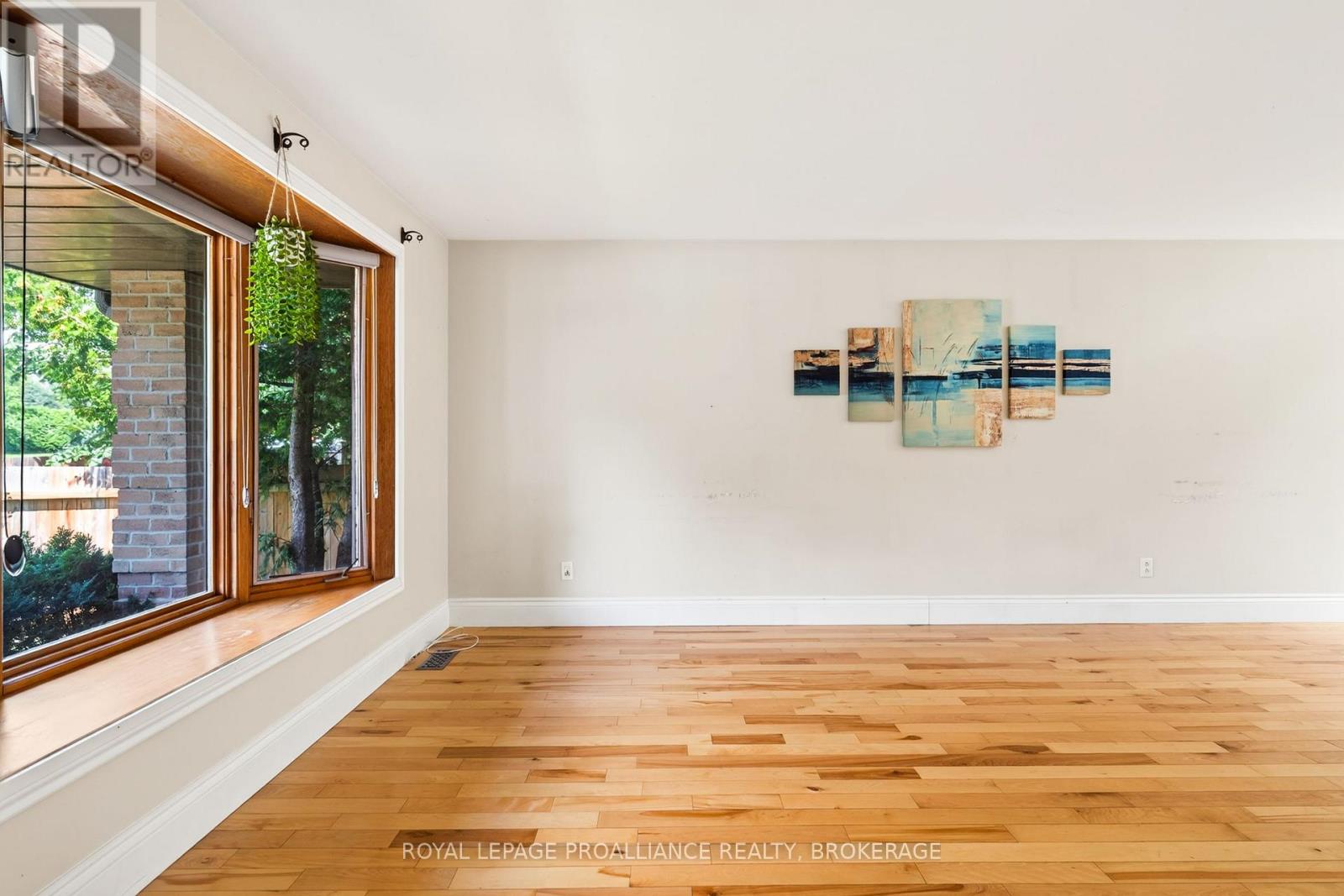 812 LANCASTER DRIVE - 6
