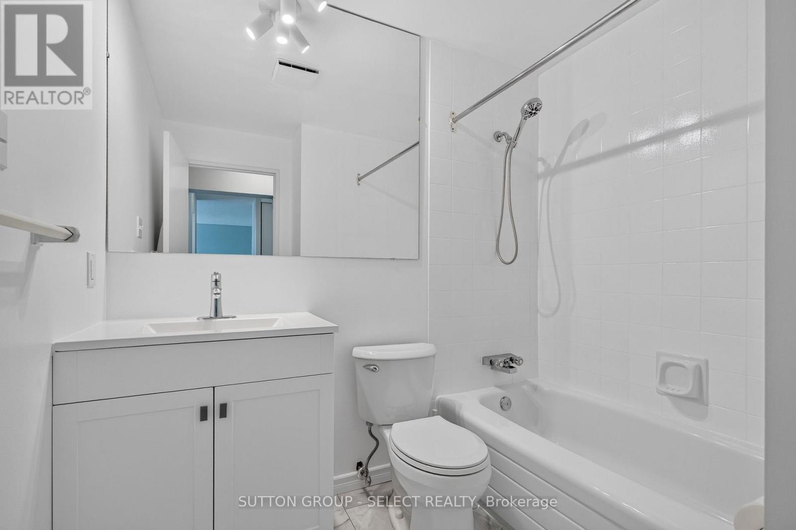 #612 600 GRENFELL DRIVE - 22