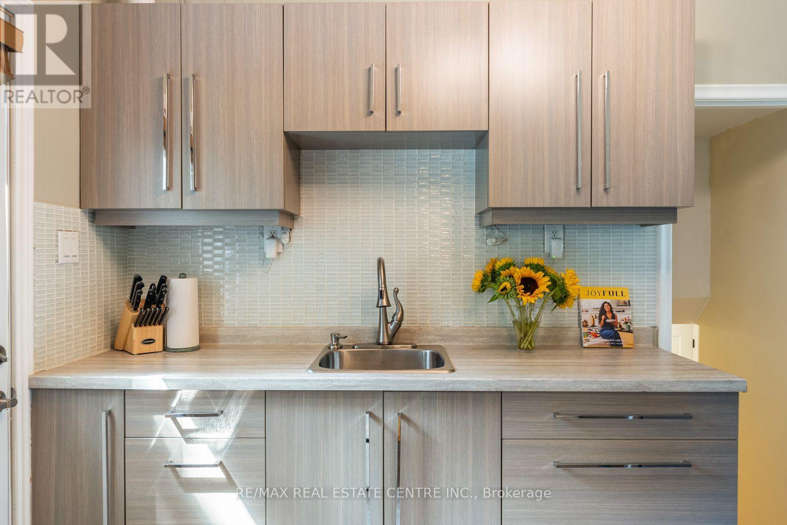 14 LAWRENCE CRESCENT - 13
