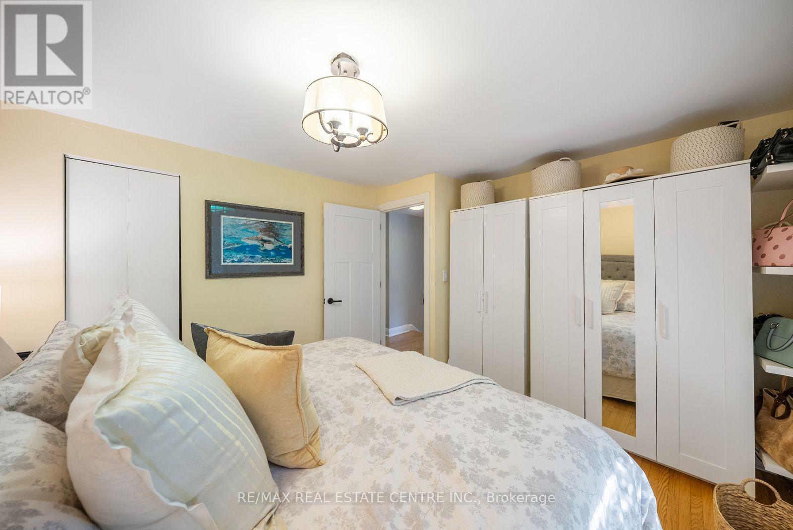 14 LAWRENCE CRESCENT - 21