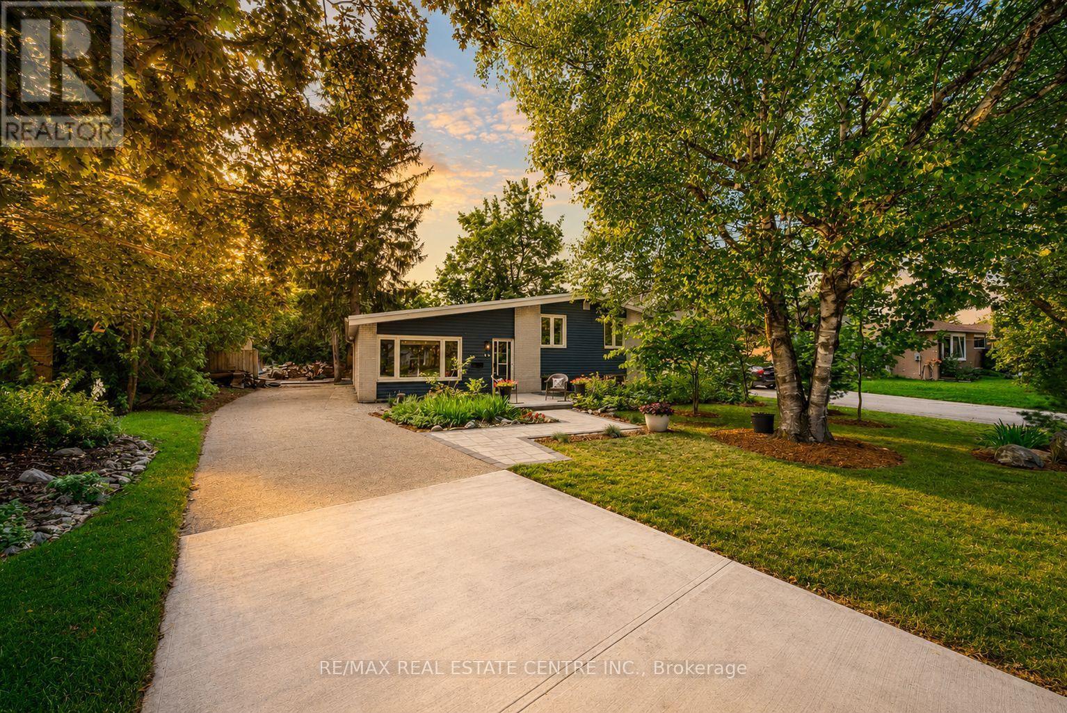 14 LAWRENCE CRESCENT - 3