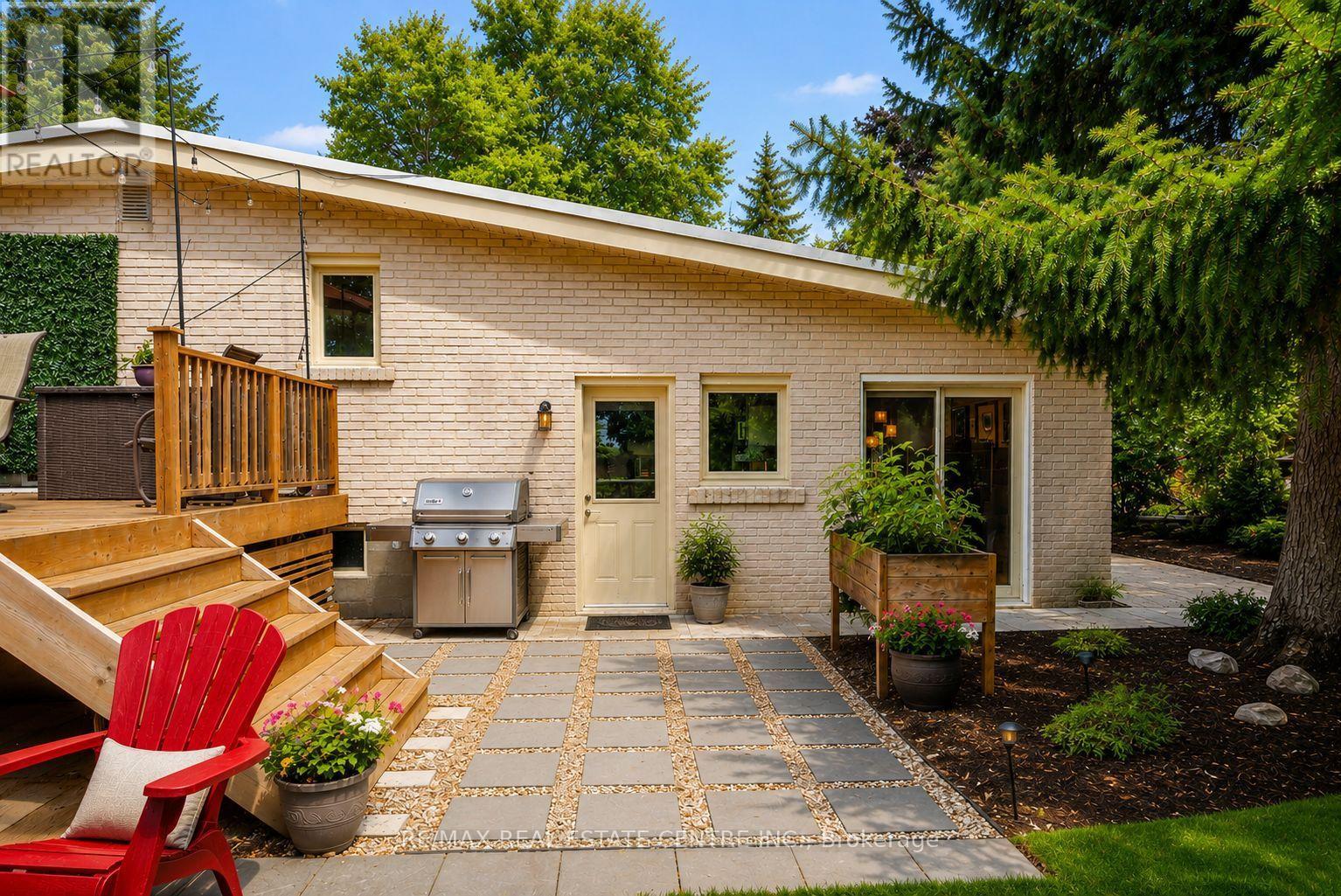 14 LAWRENCE CRESCENT - 34