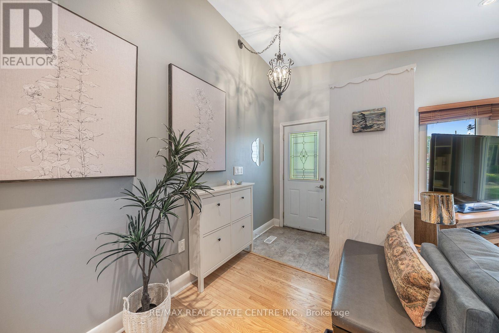 14 LAWRENCE CRESCENT - 5