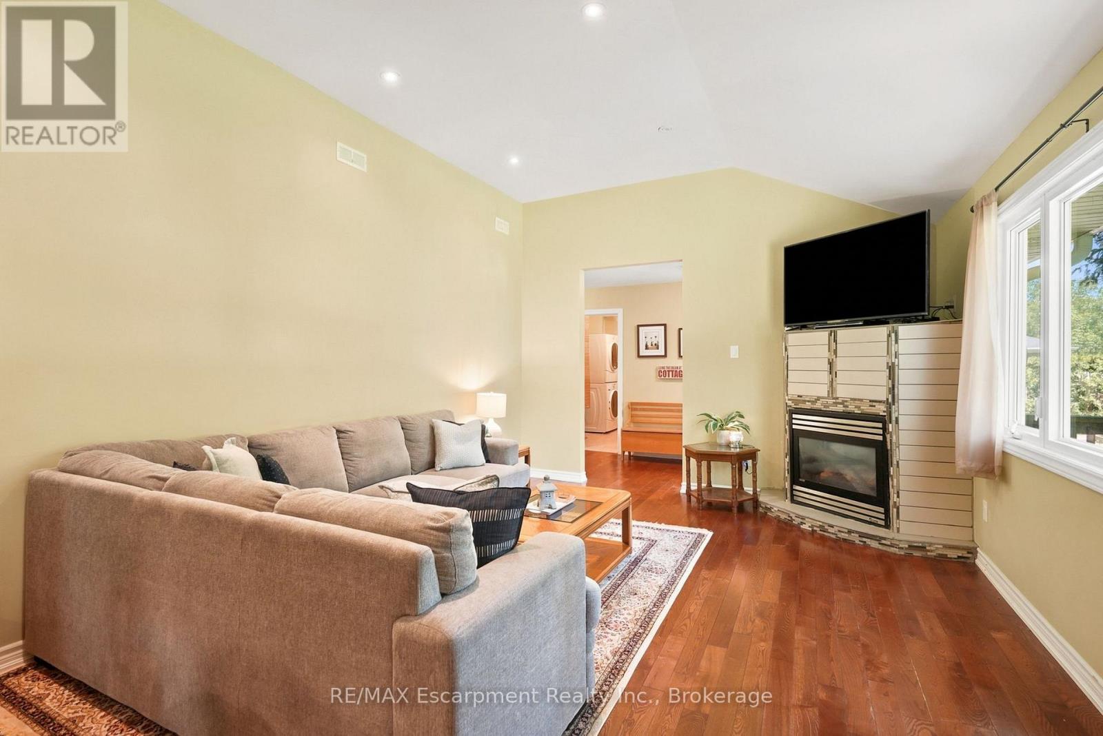 16 HIAWATHA ROAD - 18