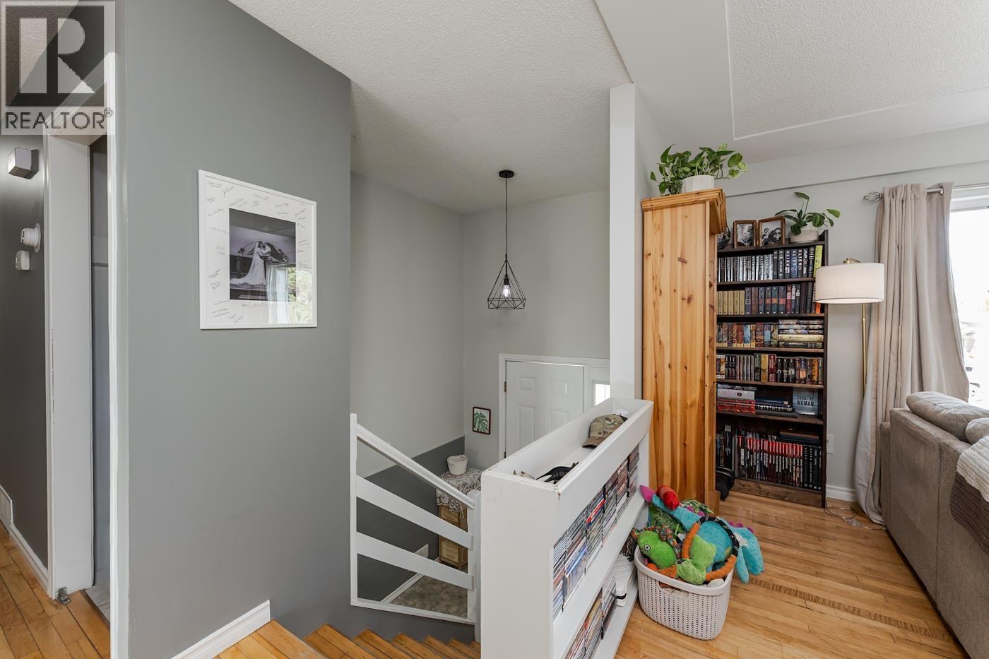 203 WATSON CRESCENT - 17