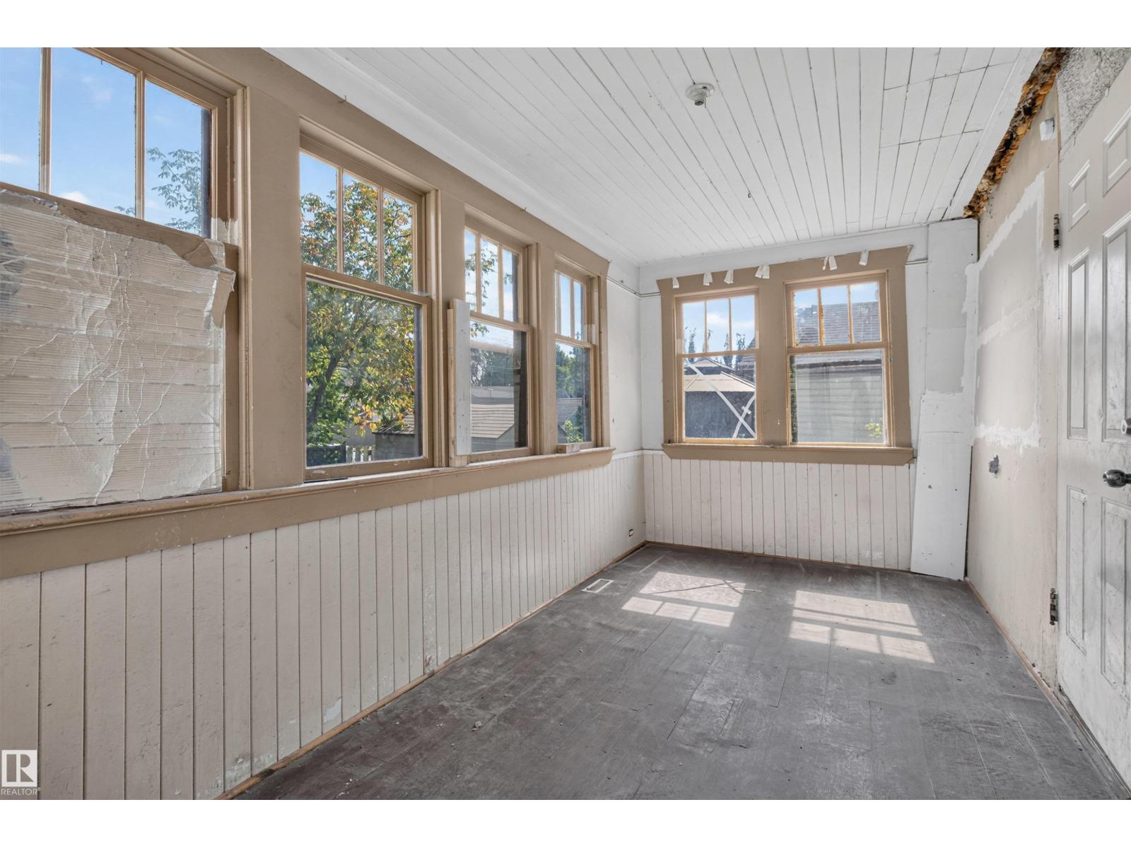 11327 89 ST NW - 10