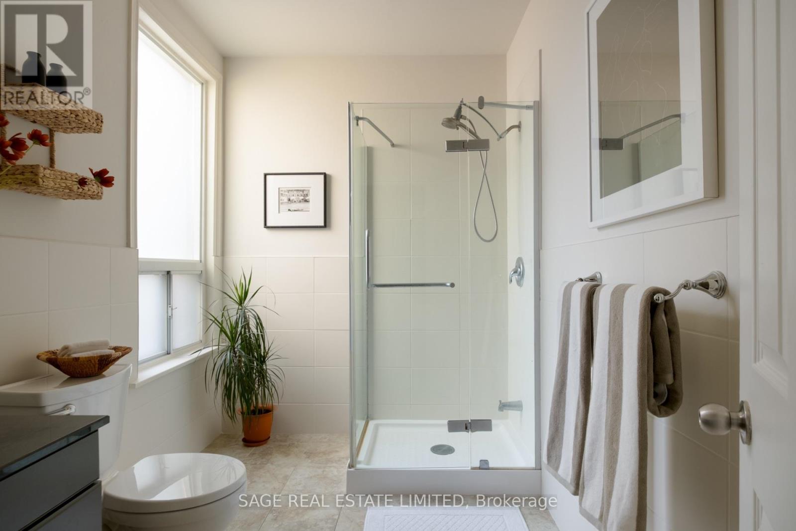 221 PALMERSTON AVENUE - 23