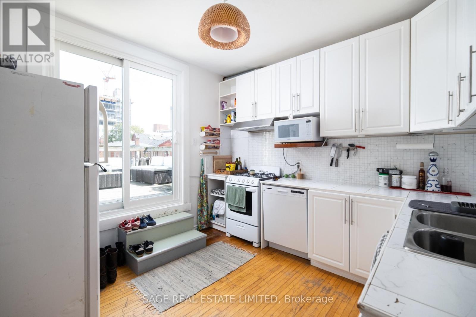 221 PALMERSTON AVENUE - 29