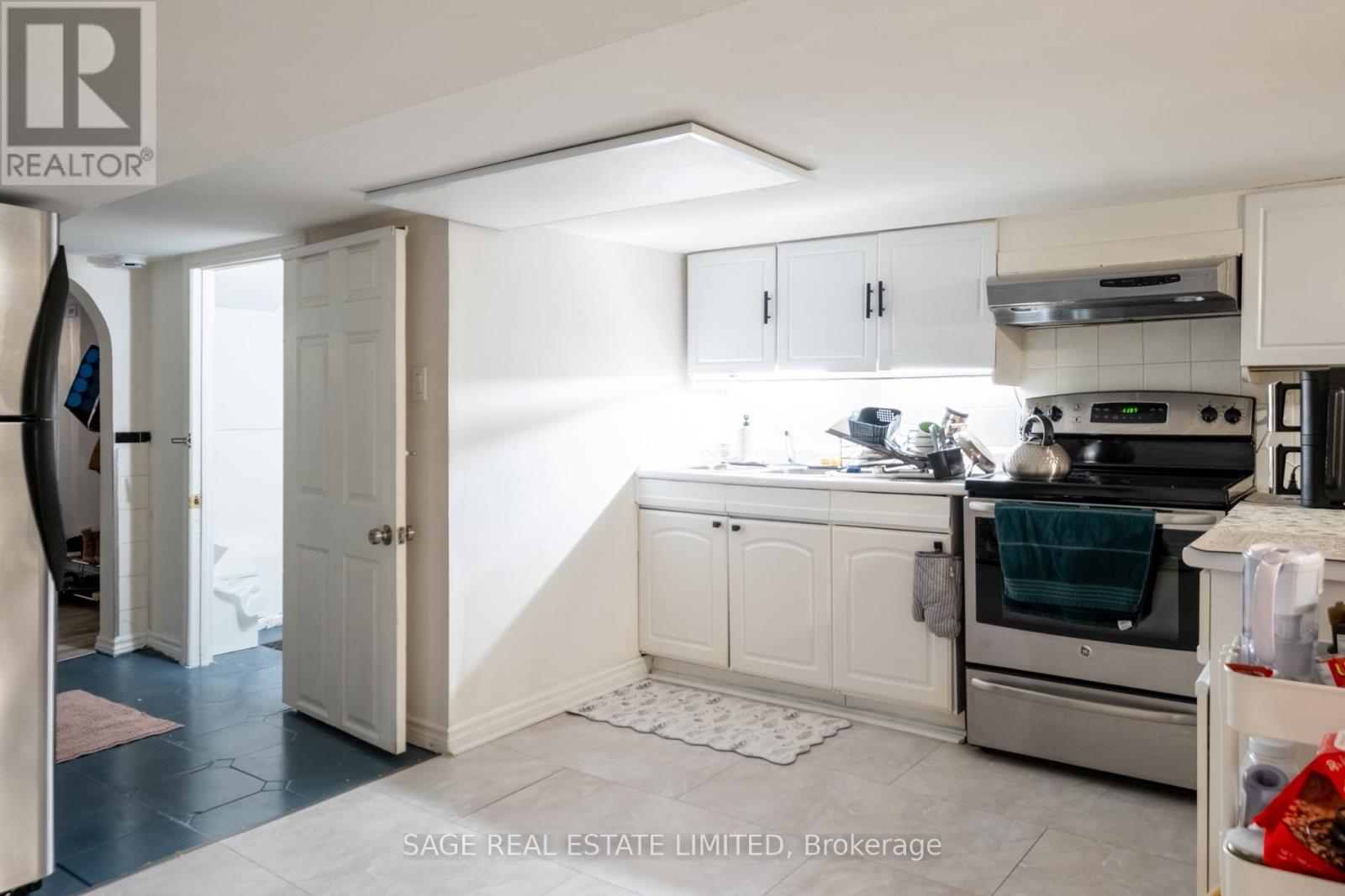 221 PALMERSTON AVENUE - 40