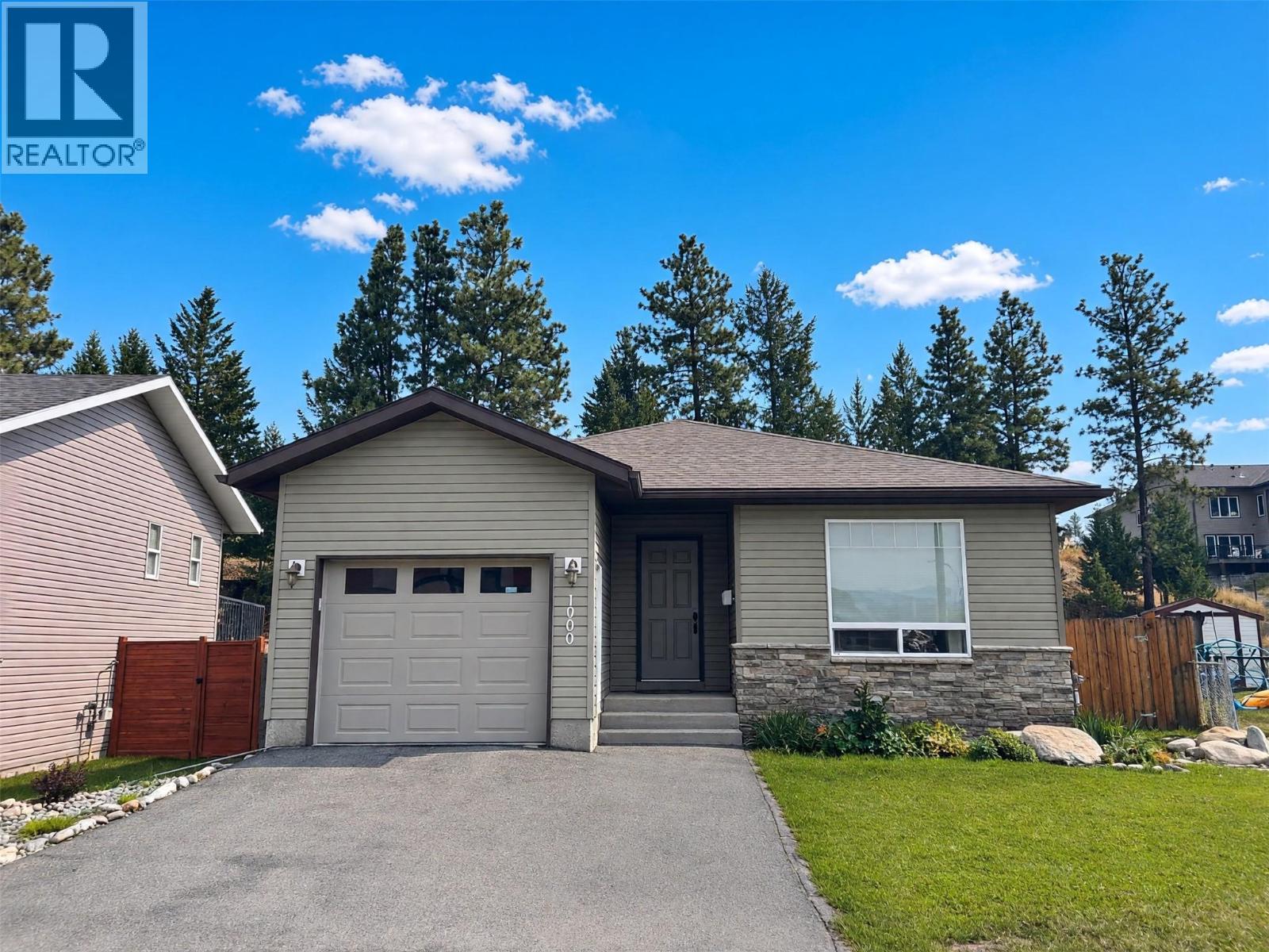 1900 Kelowna Crescent - 1