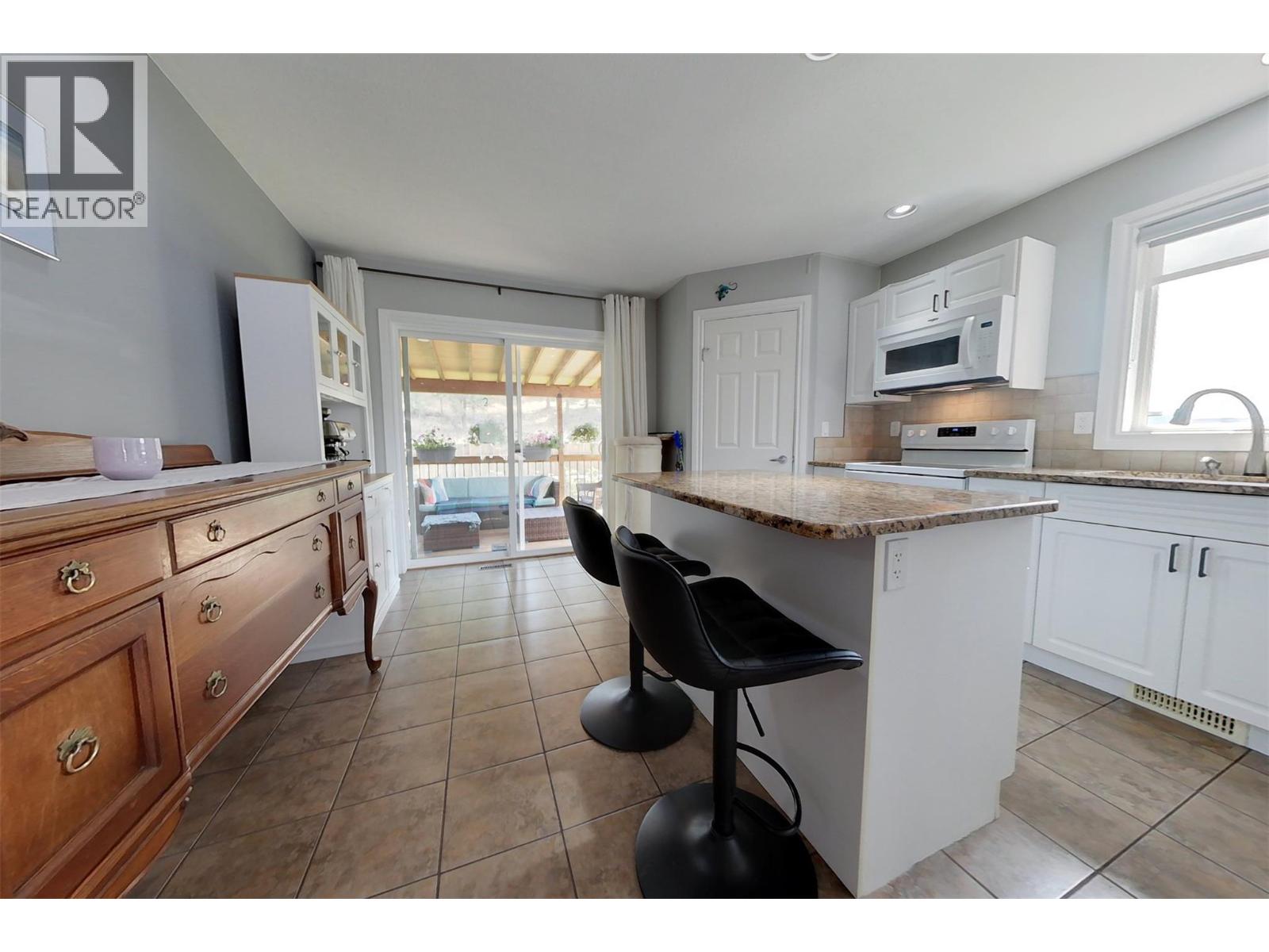 1900 Kelowna Crescent - 11