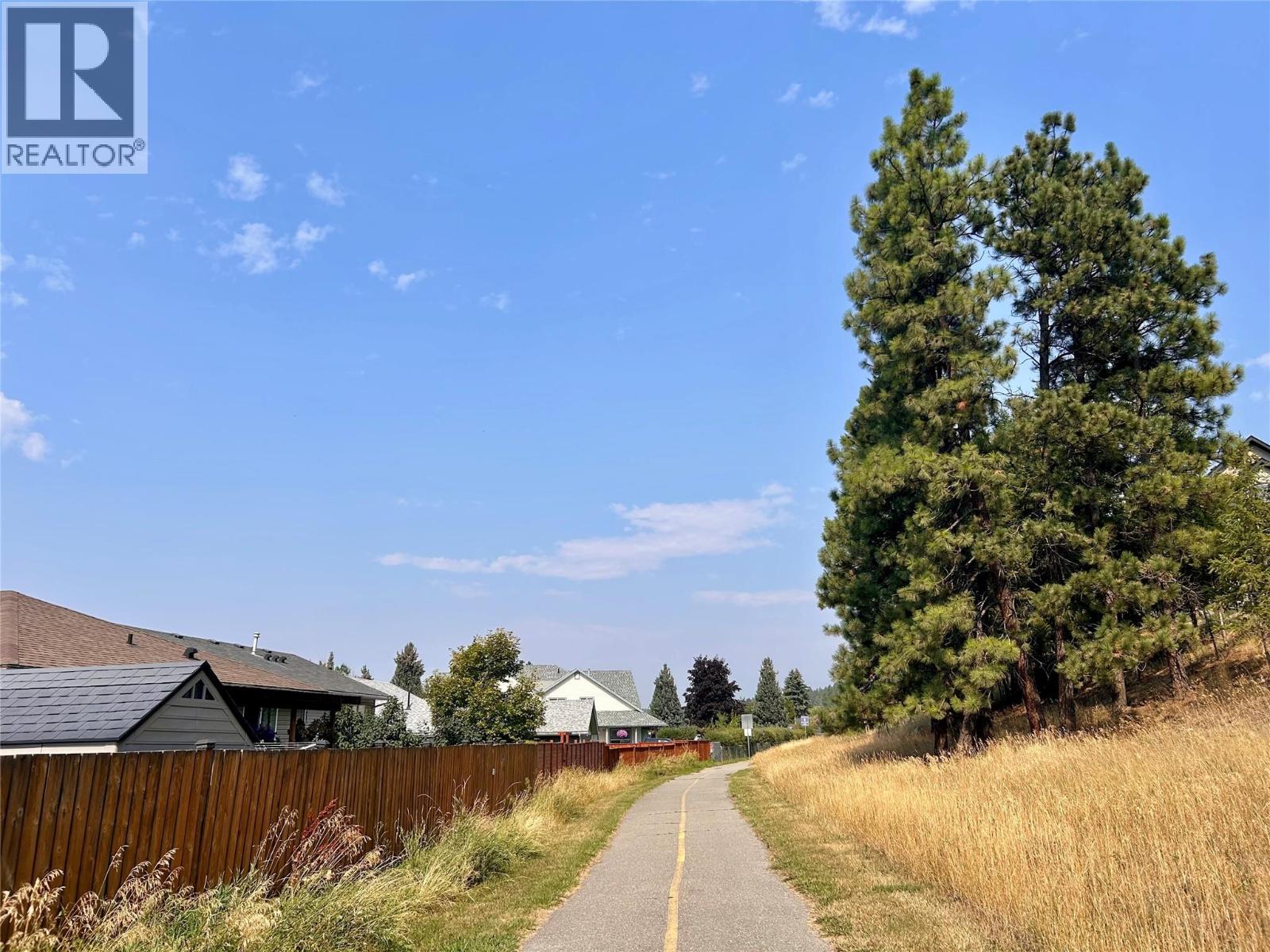 1900 Kelowna Crescent - 30