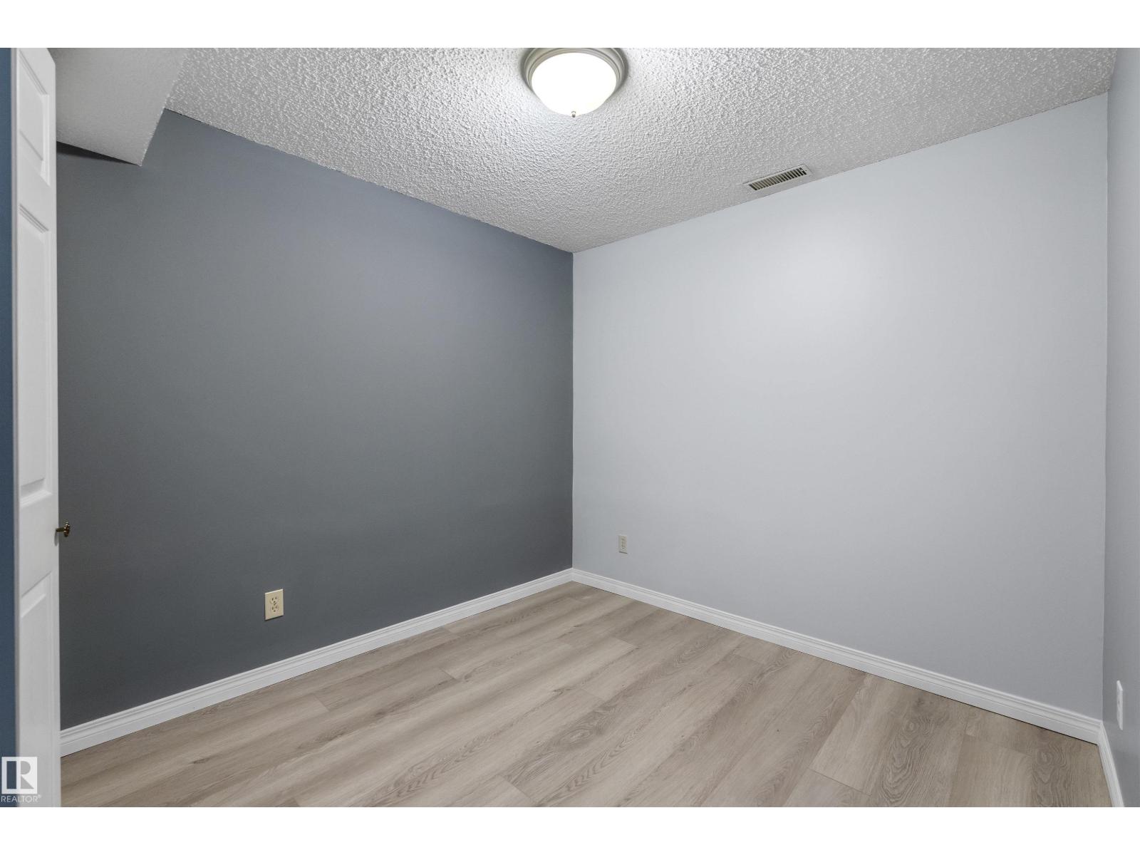 25 AMHERST CR - Image 37