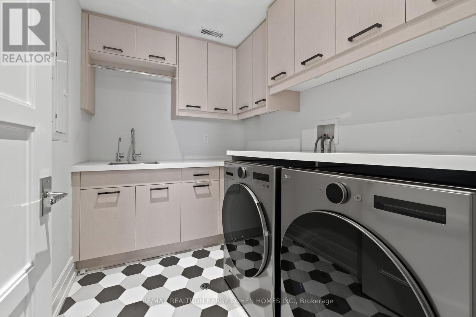 154 YONGE BOULEVARD - 34