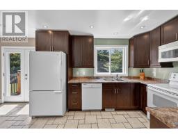 Kitchen - 60 Willow Landing Road, Springwater, ON L9X0P9 Photo 6