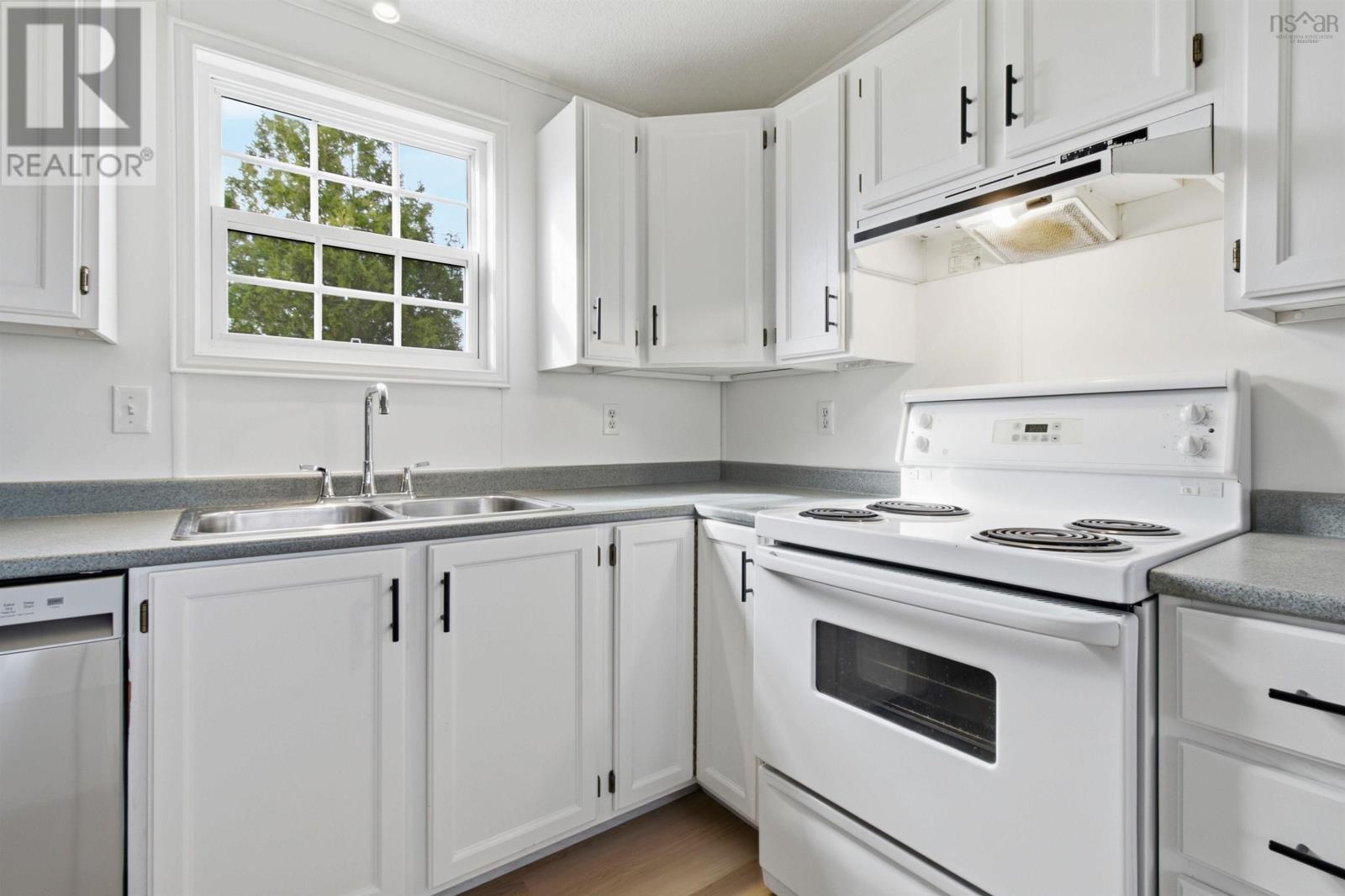 22 Davis Drive - Image 10