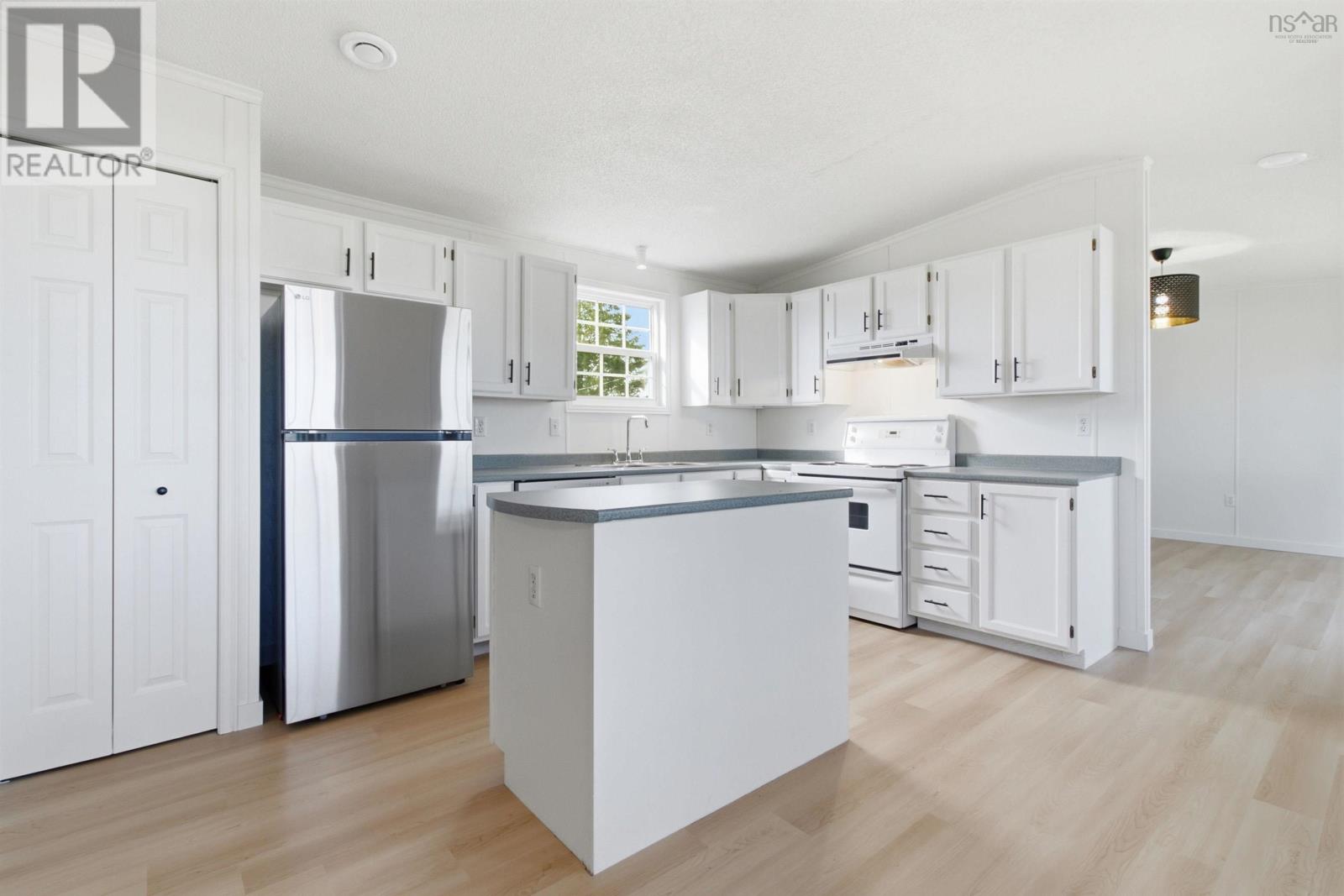 22 Davis Drive - Image 8